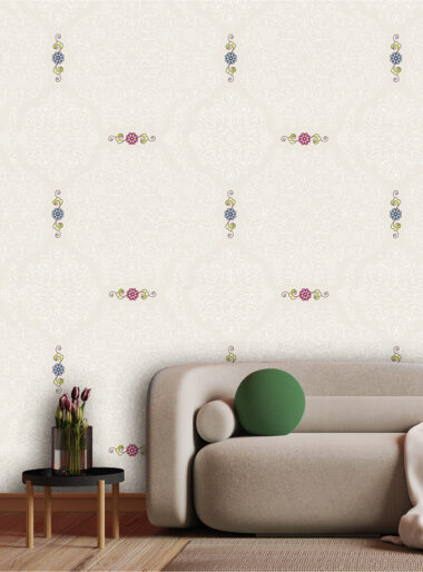 Tapet Arabesque Elegant cu Accente Florale – Fundal Crem și Detalii Colorate